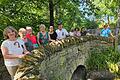 Im schottischen Garten im Landesgartenschau-Gelände 1990: Schotten und Würzburger erinnern gemeinsam an Bruce Kelly, der über 30 Jahre Brücken zwischen Dundee und Würzburg geschlagen hat: George Laidlaw (6. von links) mit Elke Wagner von der DBG (5. von links), sowie Loretta Tietze (UBB) und Erna Schmidt (Freundeskreis Würzburg-Dundee), beide ganz links.