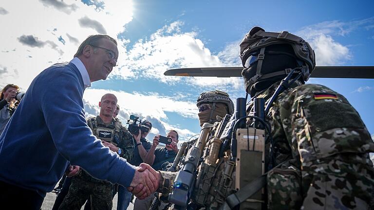 Nato-Übung „Arctic Defender 2024” - Händeschütteln bei der Nato-Übung: Bundesverteidigungsminister Boris Pistorius (SPD) trifft einen KSK-Soldaten. Nato-Übung „Arctic Defender 2024” - Händeschütteln bei der Nato-Übung: Bundesverteidigungsminister Boris Pistorius (SPD) trifft einen KSK-Soldaten.