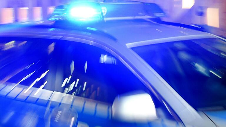 Mehrere Polizeistreifen rückten am Montagabend in Schweinfurt zu einem Einsatz in der Leibnitzstraße aus.