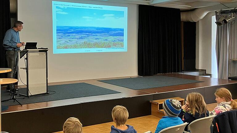 In der KinderUni fand die erste Vorlesung zum Thema 'Die Rhön – Land der Erfinder' statt.“