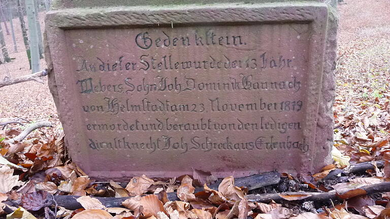 Das Gedenkkreuz steht zwischen Helmstadt und Uettingen. Nur das Jahr des Mordes stimmt nicht ganz.