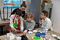 Workshop: Auf den Spuren von Fossilien       -  (svk)   An einem jahrgangsübergreifenden Fossilienworkshop haben die vierten Klassen der Nikolaus-Fey-Schule teilgenommen: Organisiert und geleitet wurde der von Ulrike Sandmeyer-Haus vom Gymnasium Steigerwald Landschulheim &ndash; Tutoren aus der achten und neunten Jahrgangsstufe haben sie dabei unterstützt, teilt die Schule mit. Zunächst lernten die Schüler, wie Fossilien entstehen und schauten sich echte Stücke aus der geologischen Sammlung des Steigerwald Landschulheims an. Anschließend stellten sie mit Gips Abdrücke von Muschelschalen her, um den natürlichen Entstehungsprozess von Fossilien nachvollziehen zu können, heißt es in der Mitteilung weiter. Die einzelnen Arbeitsschritte wurden von den Tutoren des Steigerwald Landschulheims angeleitet, die dadurch ihr Fachwissen und soziale Kompetenzen festigen konnten &ndash; so auch Katharina Stark, die hier mit den Viertklässlern (von links) Niklas Löchner, David Fincher und Julius Kober zusammenarbeitet.