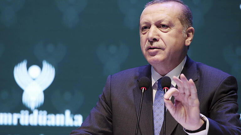 Erdogan: Yücel ist «deutscher Agent» - Im Streit mit Deutschland gießt der türkische Präsident Erdogan neues Öl ins Feuer: Er wirft Deutschland «Nazi-Praktiken» vor. Die Empörung lässt nicht lange auf sich warten. Erdogan: Yücel ist «deutscher Agent» - Im Streit mit Deutschland gießt der türkische Präsident Erdogan neues Öl ins Feuer: Er wirft Deutschland «Nazi-Praktiken» vor. Die Empörung lässt nicht lange auf sich warten.