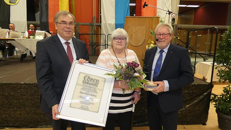 Bürgermeister Bernhard Ruß (links) und zweiter Bürgermeister Gerhard Zösch (rechts) überreichten Ursula Pelikan die Bürgermedaille der Gemeinde Sand. Bürgermeister Bernhard Ruß (links) und zweiter Bürgermeister Gerhard Zösch (rechts) überreichten Ursula Pelikan die Bürgermedaille der Gemeinde Sand.