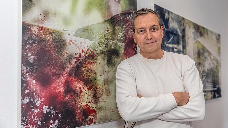 Der Kabarettist Dieter Nuhr macht Kunst mit Fotografie und digitalen Werkzeugen. Nun werden die Werke in der Würzburger Galerie Ilka Klose ausgestellt. Der Kabarettist Dieter Nuhr macht Kunst mit Fotografie und digitalen Werkzeugen. Nun werden die Werke in der Würzburger Galerie Ilka Klose ausgestellt.