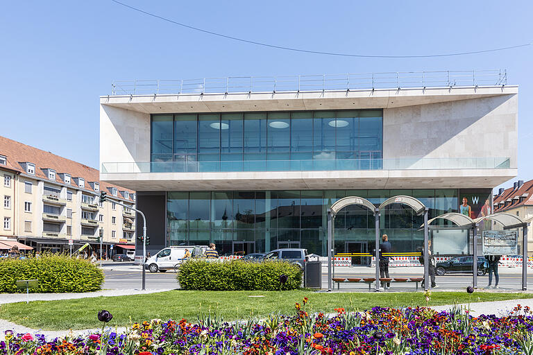 Das Mainfranken Theater in Würzburg. Der Kopfbau (im Bild) soll im Herbst dieses Jahres eröffnet werden. Das Bestandsgebäude im Hintergrund (nicht im Bild) wird voraussichtlich erst 2026 fertig gestellt. Das Mainfranken Theater in Würzburg. Der Kopfbau (im Bild) soll im Herbst dieses Jahres eröffnet werden. Das Bestandsgebäude im Hintergrund (nicht im Bild) wird voraussichtlich erst 2026 fertig gestellt.