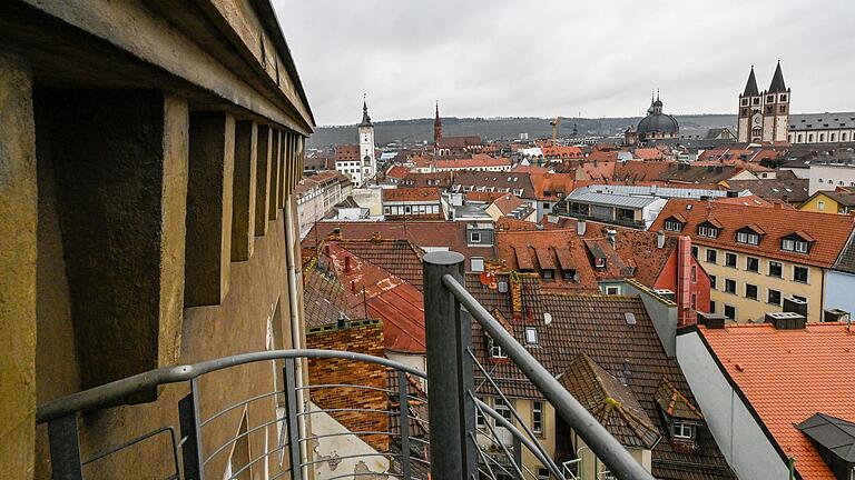 Der Blick von der Krangalerie am Ämterhochhaus in der Augustinerstraße 9 in der Würzburger Innenstadt. Das Haus ist seit Jahren baufällig. Bis zur endgültigen Klärung der Bebauung wird es notdürftig instand gehalten. Der Blick von der Krangalerie am Ämterhochhaus in der Augustinerstraße 9 in der Würzburger Innenstadt. Das Haus ist seit Jahren baufällig. Bis zur endgültigen Klärung der Bebauung wird es notdürftig instand gehalten.