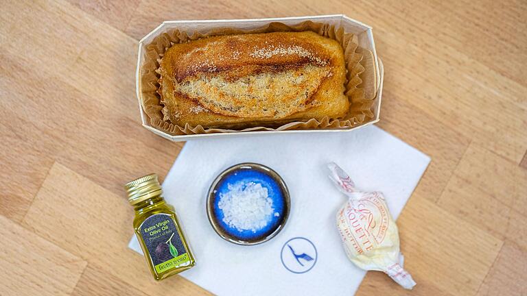 So wird den exklusiven Fluggästen das Brot serviert: in einer kleinen Holzschale und zusammen mit Olivenöl, Salz und handgemachter Butter in Bonbonform. So wird den exklusiven Fluggästen das Brot serviert: in einer kleinen Holzschale und zusammen mit Olivenöl, Salz und handgemachter Butter in Bonbonform.