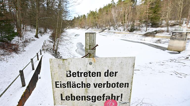Warnschild Eisfläche       -  Es muss lange ziemlich kalt sein - und selbst dann ist nicht jedes Gewässer sicher (Symbolbild).
