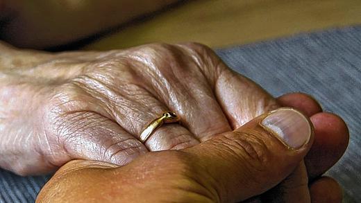 &bdquo;Das schlimme Erleben mit aushalten&ldquo;: Sterbenskranke brauchen liebevolle Nähe.
