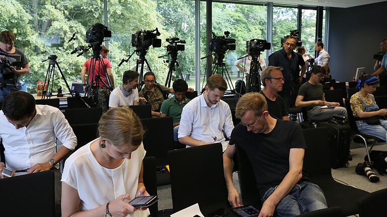 Attentat: Wie Journalismus in Echtzeit gelingen kann - Die Pressekonferenz zum Attentat in Heidingsfeld. In das Polizeipräsidium in die Zellerau kamen neben vielen deutschen Fernseh-, Hörfunk-, und Zeitungsjournalisten auch zwei Reporter des chinesischen Senders CNC. Attentat: Wie Journalismus in Echtzeit gelingen kann - Die Pressekonferenz zum Attentat in Heidingsfeld. In das Polizeipräsidium in die Zellerau kamen neben vielen deutschen Fernseh-, Hörfunk-, und Zeitungsjournalisten auch zwei Reporter des chinesischen Senders CNC.