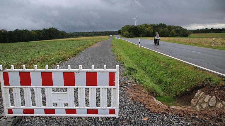 Der neue Radweg ist erkennbar. Doch er bleibt weiterhin gesperrt. In Teilabschnitten ist der Untergrund nicht tragfähig.Heike Beudert - Der neue Radweg ist erkennbar. Doch er bleibt weiterhin gesperrt. In Teilabschnitten ist der Untergrund nicht tragfähig.Heike Beudert Der neue Radweg ist erkennbar. Doch er bleibt weiterhin gesperrt. In Teilabschnitten ist der Untergrund nicht tragfähig.Heike Beudert - Der neue Radweg ist erkennbar. Doch er bleibt weiterhin gesperrt. In Teilabschnitten ist der Untergrund nicht tragfähig.Heike Beudert