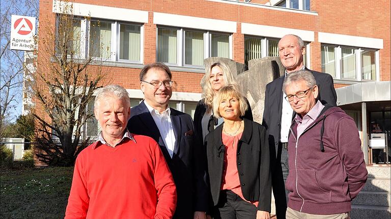 Im Bild: (von links) der Jubilar Rainer Weth, Agenturleiter Thomas Stelzer, Personalratsvorsitzende Karin Bassing sowie die Jubilare Silvia Simon, Peter Stretz und Ewald König. Auf dem Bild fehlen die Jubilare Bernd Hümpfner und Winfried Wüst. Im Bild: (von links) der Jubilar Rainer Weth, Agenturleiter Thomas Stelzer, Personalratsvorsitzende Karin Bassing sowie die Jubilare Silvia Simon, Peter Stretz und Ewald König. Auf dem Bild fehlen die Jubilare Bernd Hümpfner und Winfried Wüst.