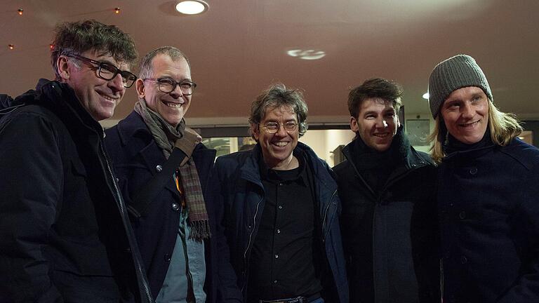 Ein erfolgreiches Team: Regisseur Andres Veiel (Mitte) hat für die Produktion seines Sciencefiction-Dramas 'Ökozid' bewährte Kollegen um sich geschart. (Von links) Komponist Ulrich Reuter, Editor Stephan Krumbiegel, Komponist Damian Scholl und Editor Olaf Voigtländer. Die Aufnahme entstand nach der Uraufführung seines Dokumentarfilms über Joseph Beuys bei der Berlinale 2017 im Thalia Programmkino Potsdam. Ein erfolgreiches Team: Regisseur Andres Veiel (Mitte) hat für die Produktion seines Sciencefiction-Dramas 'Ökozid' bewährte Kollegen um sich geschart. (Von links) Komponist Ulrich Reuter, Editor Stephan Krumbiegel, Komponist Damian Scholl und Editor Olaf Voigtländer. Die Aufnahme entstand nach der Uraufführung seines Dokumentarfilms über Joseph Beuys bei der Berlinale 2017 im Thalia Programmkino Potsdam.