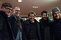 Ein erfolgreiches Team: Regisseur Andres Veiel (Mitte) hat für die Produktion seines Sciencefiction-Dramas 'Ökozid' bewährte Kollegen um sich geschart. (Von links) Komponist Ulrich Reuter, Editor Stephan Krumbiegel, Komponist Damian Scholl und Editor Olaf Voigtländer. Die Aufnahme entstand nach der Uraufführung seines Dokumentarfilms über Joseph Beuys bei der Berlinale 2017 im Thalia Programmkino Potsdam.