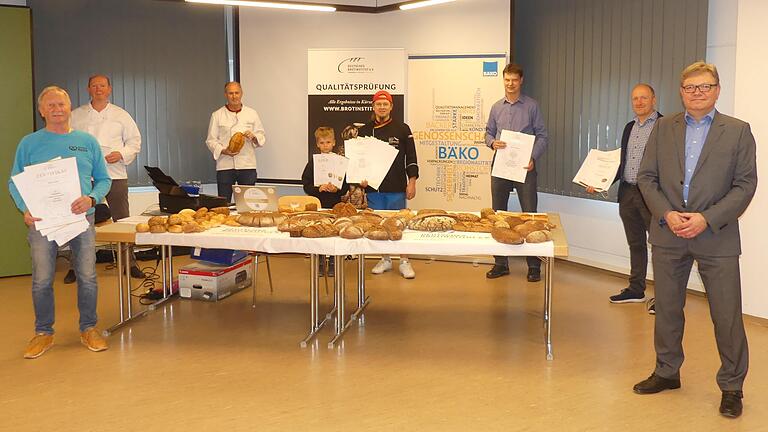 In diesem Jahr gab's Bestnoten für die Innungsmitglieder: (von links) Bäcker Horst Ruß (Schweinfurt), Obermeister Gerhard Götz, Prüfer Manfred Stiefel, Brotsommelier Axel Schmitt aus Frankenwinheim mit Sohn Florentin, Bäcker Udo Dietmann (Schwanfeld), Naturbäcker Michael Oppel (Untersteinbach) sowie BÄKO-Geschäftsführer Michael Gareis. In diesem Jahr gab's Bestnoten für die Innungsmitglieder: (von links) Bäcker Horst Ruß (Schweinfurt), Obermeister Gerhard Götz, Prüfer Manfred Stiefel, Brotsommelier Axel Schmitt aus Frankenwinheim mit Sohn Florentin, Bäcker Udo Dietmann (Schwanfeld), Naturbäcker Michael Oppel (Untersteinbach) sowie BÄKO-Geschäftsführer Michael Gareis.