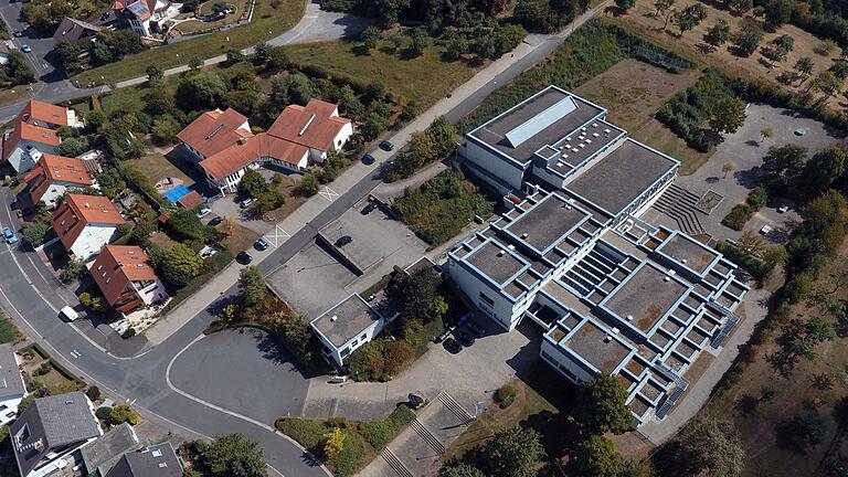 Der geplante Neubau oder die Sanierung der Realschule Schonungen (unten rechts) trägt seinen Teil dazu bei, dass die Schulden des Landkreises in den nächsten Jahren kräftig steigen werden.