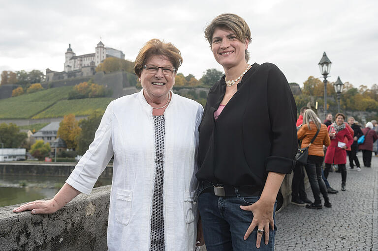 Barbara Stamm 2016 mit ihrer Tochter Claudia vor der Kulisse der Würzburger Festung.