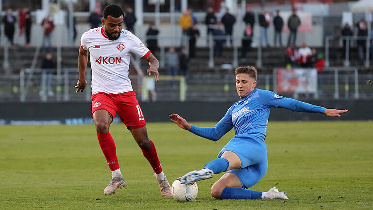 Fabrice Montcheu (FC Würzburger Kickers) im Duell mit Daniel Dewein (FV Illertissen). Fabrice Montcheu (FC Würzburger Kickers) im Duell mit Daniel Dewein (FV Illertissen).