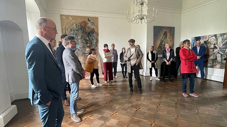 Galerist Egon Stumpf (Mitte) bei der Führung&nbsp;durch die Ausstellung von Lisa Wölfel und Michael Eppler, hier im 'Eugen-Montag-Zimmer' im Schloss Oberschwappach.