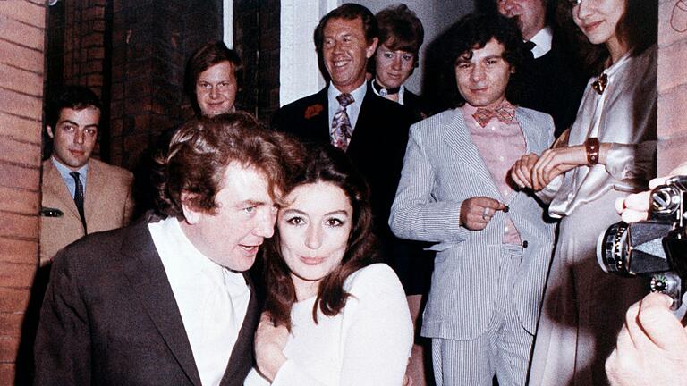 Anouk Aimée       -  Anouk Aimée und Albert Finney nach ihrer standesamtlichen Hochzeit im August 1970 in London.