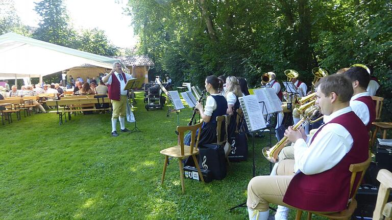 Die Musikkapelle Oellingen gab beim Fest in Osthausen den Ton an. Die Musikkapelle Oellingen gab beim Fest in Osthausen den Ton an.