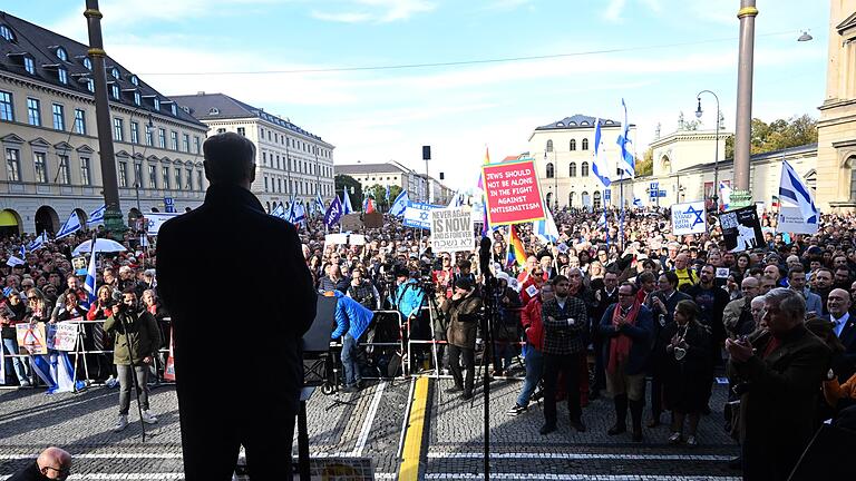 Jahrestag 7. Oktober 2023 – München       -  Neben Markus Söder sprachen auch der Präsident des Zentralrats der Juden und der israelische Botschafter in München.