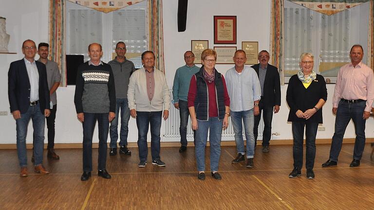 Mit den Geehrten freute sich Bürgermeister Friedel Heckenlauer (rechts) über ihre Auszeichnungen.