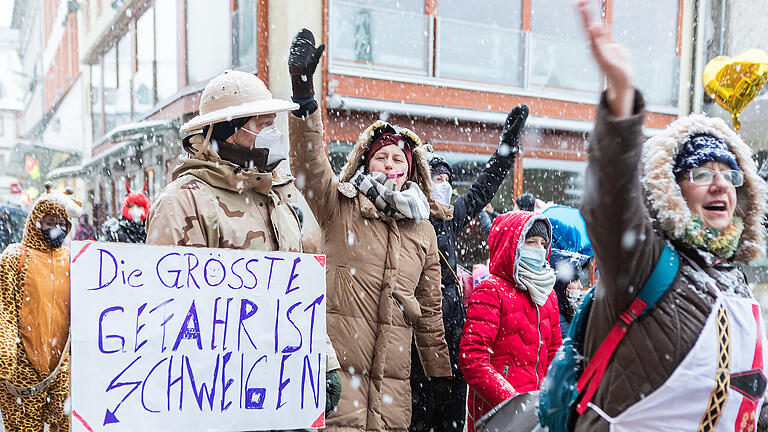 Rund 130 Teilnehmer der Gruppe 'Eltern stehen auf' veranstalteten am Rosenmontag-Nachmittag in Würzburg eine Demo  - mit Partymusik und in Kostümen. Es gab Gegenprotest und großes Polizeiaufgebot.