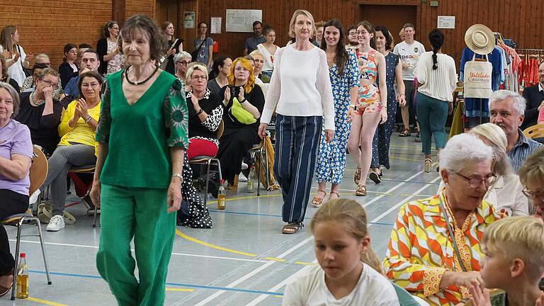 Die Models vor vollem Haus auf dem Weg zur Bühne.