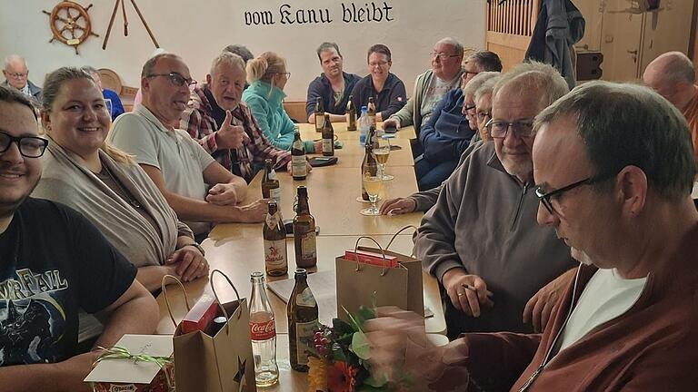 Gemütliches Beisammensein der Mitglieder. Gemütliches Beisammensein der Mitglieder.