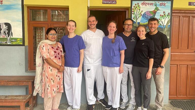 Das Team vor Ort: Krankenschwester Ranjeeta Rawal, Dr. Laura Geim, Benedikt Eisenmann, Dr. Dorothea Kreczy, Dr. Oliver Heilmann, Laura Heilmann und Georg Herrmann. Das Team vor Ort: Krankenschwester Ranjeeta Rawal, Dr. Laura Geim, Benedikt Eisenmann, Dr. Dorothea Kreczy, Dr. Oliver Heilmann, Laura Heilmann und Georg Herrmann. 