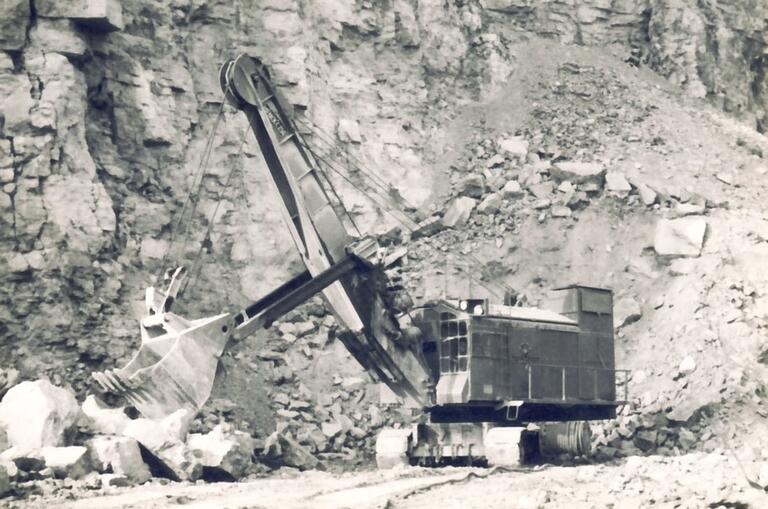 1956 war dieser Elektrobagger Menck C 250 im Steinbruch im Einsatz. Er arbeitete über Seilzüge, ohne Hydraulik. Unten an der Seite die Kabeltrommel. 1956 war dieser Elektrobagger Menck C 250 im Steinbruch im Einsatz. Er arbeitete über Seilzüge, ohne Hydraulik. Unten an der Seite die Kabeltrommel.