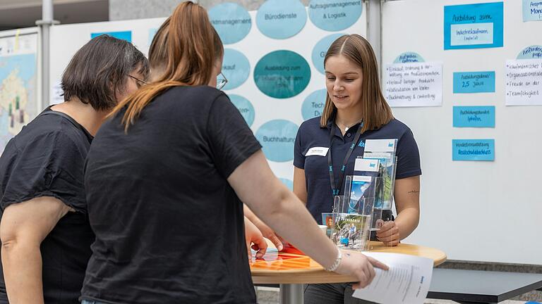 An zahlreichen Infoständen konnten sich die Besucher aus erster Hand über die Karrierechancen bei Knauf informieren. An zahlreichen Infoständen konnten sich die Besucher aus erster Hand über die Karrierechancen bei Knauf informieren.