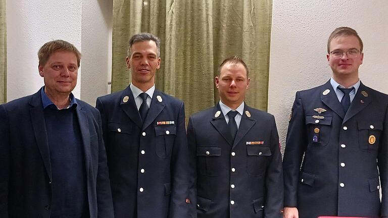 Bürgermeister Georg Neubauer verabschiedete Christian Mussauer und begrüßte Manuel Altheimer und Florian Riedmann als neue Kommandanten der Tiefenthaler Feuerwehr (von links) .