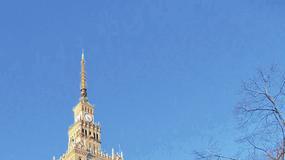 Das Geschenk Stalins: Der gigantische Kulturpalast mitten in Warschau. Mit echter Fellmütze steht Wagner vor dem Wahrzeichen.