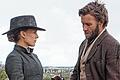 Kinostart - Jane Got A Gun       -  Annäherung: Natalie Portman als Jane Hammond und ihr Ex Dan (Joel Edgerton).