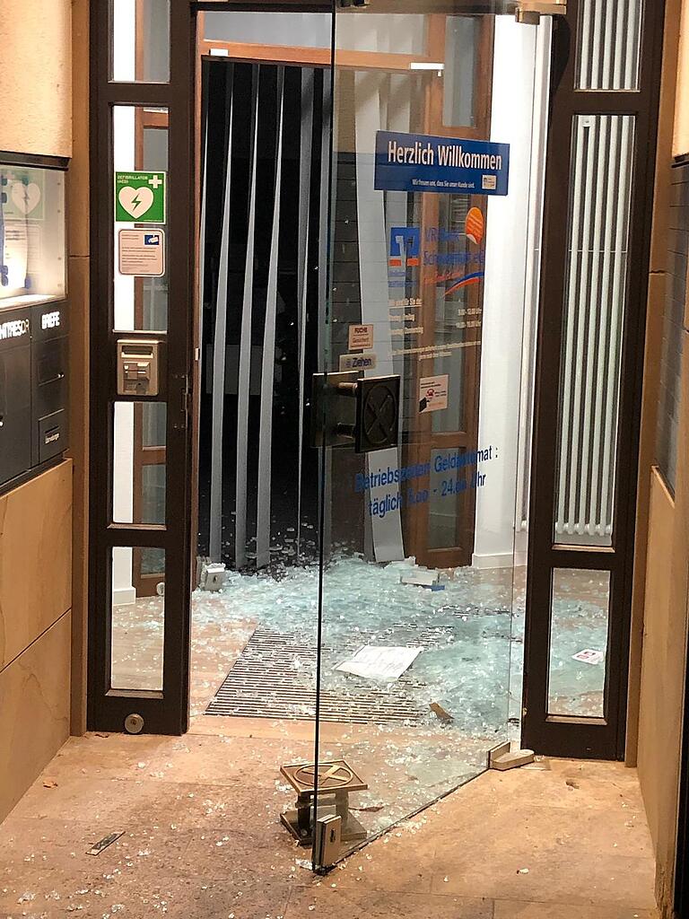 Geldautomat gesprengt - Gesprengter Geldautomat in einer VR-Bank-Filiale in Röthlein. Geldautomat gesprengt - Gesprengter Geldautomat in einer VR-Bank-Filiale in Röthlein.