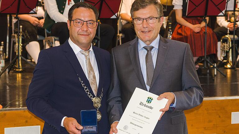 Bürgermeister Martin Horn (links) verleiht die Bürgermedaille an Walter Ziegler, der nun die verliehene Ehrenbezeichnung 'Altbürgermeister' tragen darf.
