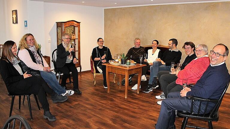 schwanberg bistro foto diana fuchs (1) - Auf den Möbeln des letzten Schlossherrn Graf Radulf sitzt es sich gut. Da sind sich Gäste und Friedemann Stöckle, Geschäftsführender Vorstand des Geistlichen Zentrums (rechts), im neuen Schwanbergsbistro einig. Fotos: diana fuchs schwanberg bistro foto diana fuchs (1) - Auf den Möbeln des letzten Schlossherrn Graf Radulf sitzt es sich gut. Da sind sich Gäste und Friedemann Stöckle, Geschäftsführender Vorstand des Geistlichen Zentrums (rechts), im neuen Schwanbergsbistro einig. Fotos: diana fuchs