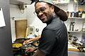 Derzeit herrscht in den Küchen der Schweinfurter Restaurants Hochbetrieb. Hier steht der Chef selbst am Herd: Latevi Lawson vom Black Soul Kitchen am Zeughaus. Doch wie geht es 2023 weiter? Die Probleme der Branche sind vielfältig.