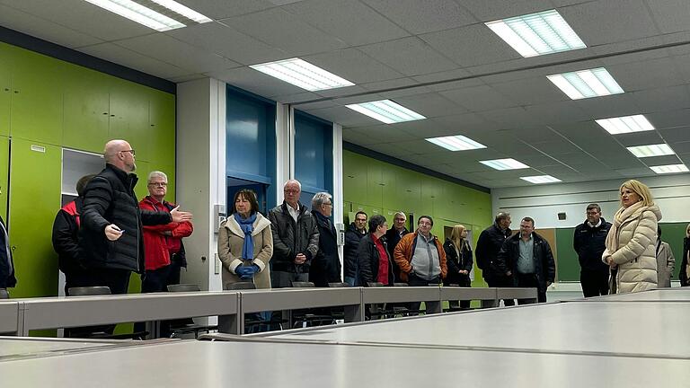 Die Kreisausschuss-Mitglieder in einem der einstigen Klassenzimmer. Rechts Landrätin Tamara Bischof, links Jürgen Link, oberster Katastrophenschützer des Landkreises. Die Kreisausschuss-Mitglieder in einem der einstigen Klassenzimmer. Rechts Landrätin Tamara Bischof, links Jürgen Link, oberster Katastrophenschützer des Landkreises.