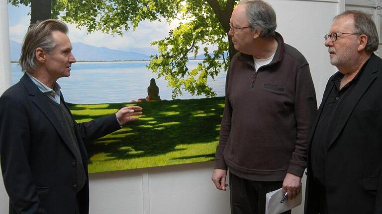 Bilder des Malers Andreas Scholz (links) sind in der Ausstellung „Am Wasser“ beim Kunstverein Tauberbischofsheim zu sehen. Die Einführung übernahm Thomas Hess (Zweiter von rechts) im Beisein von Volker Weidhaas, Vorsitzender des Kunstvereins. Bilder des Malers Andreas Scholz (links) sind in der Ausstellung „Am Wasser“ beim Kunstverein Tauberbischofsheim zu sehen. Die Einführung übernahm Thomas Hess (Zweiter von rechts) im Beisein von Volker Weidhaas, Vorsitzender des Kunstvereins.