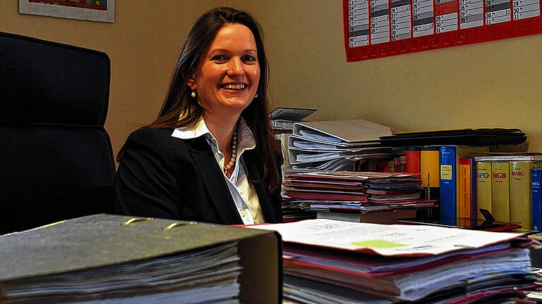 Zwischenstopp: Wenn sich Rechtsanwältin Kerstin Rieger nicht gerade bei Gericht oder in einer JVA um ihre Mandanten kümmert, warten in ihrem Büro Berge von Akten. Zwischenstopp: Wenn sich Rechtsanwältin Kerstin Rieger nicht gerade bei Gericht oder in einer JVA um ihre Mandanten kümmert, warten in ihrem Büro Berge von Akten.