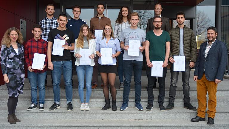 Die elf Klassenbesten aus zehn Klassen der Jakob-Preh-Berufsschule gemeinsam mit Schulleiterin Christine Götz (links), dem stellvertretenden Vorsitzenden des Fördervereins, Siegfried Müller (rechts) und dem stellvertretenden Schulleiter Christian Stöhr (hintere Reihe rechts). Die elf Klassenbesten aus zehn Klassen der Jakob-Preh-Berufsschule gemeinsam mit Schulleiterin Christine Götz (links), dem stellvertretenden Vorsitzenden des Fördervereins, Siegfried Müller (rechts) und dem stellvertretenden Schulleiter Christian Stöhr (hintere Reihe rechts).