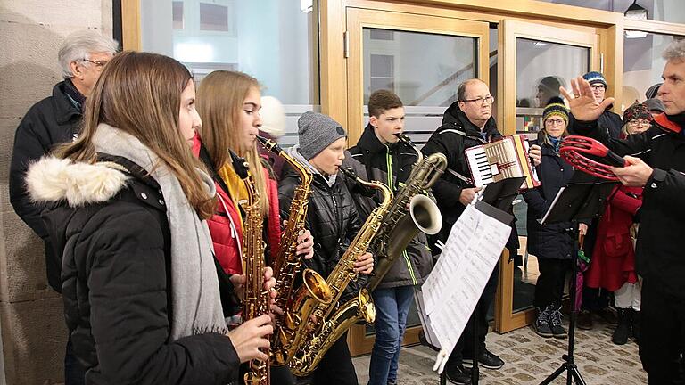 ham-rr-Denkort-3       -  Schüler und Lehrer des Gymnasiums untermalten die Feier musikalisch.
