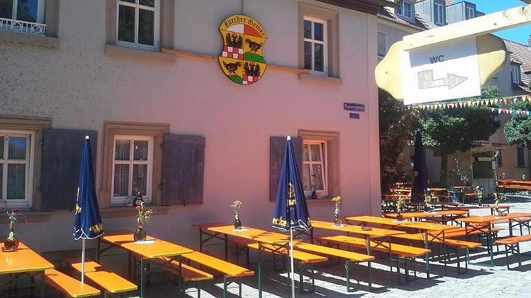 Noch sind die Bierbänke leer, dies sollte sich zur Eröffnung der ersten Zürcher Kirchweih nach der Pandemie am 24. Juni schlagartig ändern. Noch sind die Bierbänke leer, dies sollte sich zur Eröffnung der ersten Zürcher Kirchweih nach der Pandemie am 24. Juni schlagartig ändern.