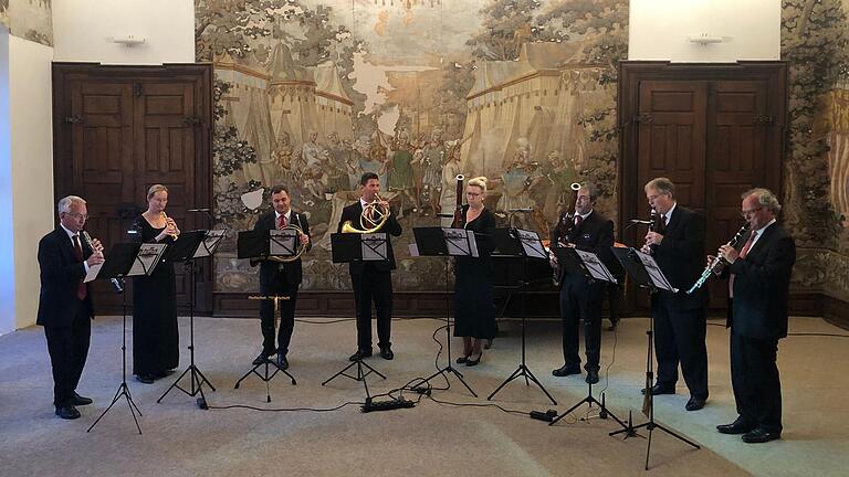 Harmoniemusik in Burgpreppach: ein Oktett der 'Fürstlich Löwensteinischen HofMusic' war im Rahmen der Konzertreihe 'Musik in fränkischen Schlössern' zu Gast. Harmoniemusik in Burgpreppach: ein Oktett der 'Fürstlich Löwensteinischen HofMusic' war im Rahmen der Konzertreihe 'Musik in fränkischen Schlössern' zu Gast.