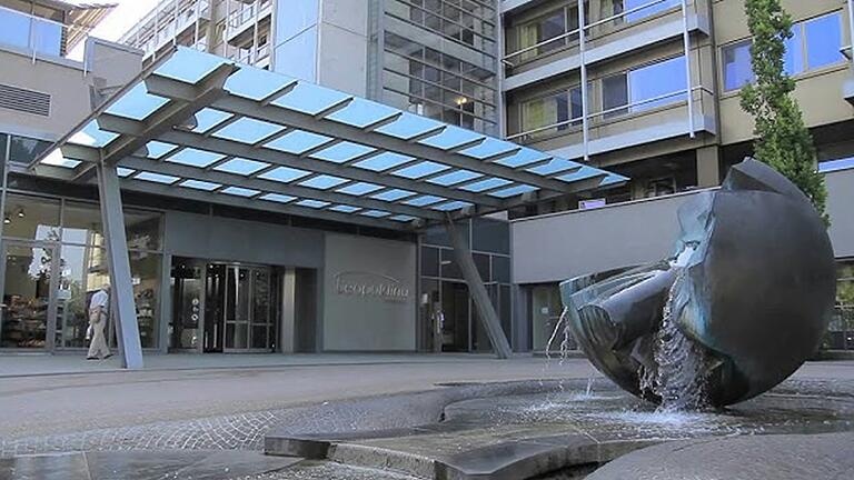 Der Eingangsbereich des Leopoldina Krankenhauses in Schweinfurt, wo wir zu Beginn des Boys' Day begrüßt wurden. Der Eingangsbereich des Leopoldina Krankenhauses in Schweinfurt, wo wir zu Beginn des Boys' Day begrüßt wurden.