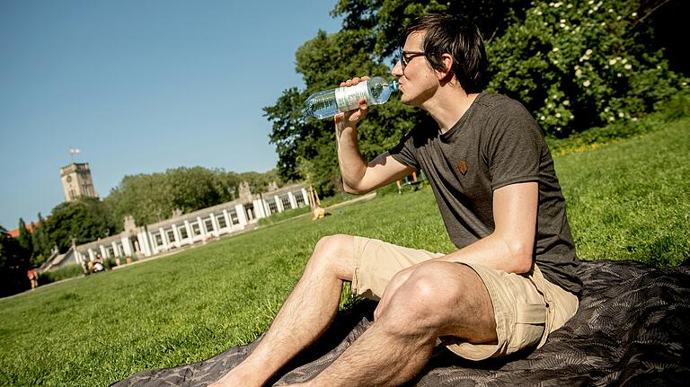 Lieber einen Schluck mehr trinken als einen zu wenig, so lautet die Devise an heißen Tagen. Lieber einen Schluck mehr trinken als einen zu wenig, so lautet die Devise an heißen Tagen.